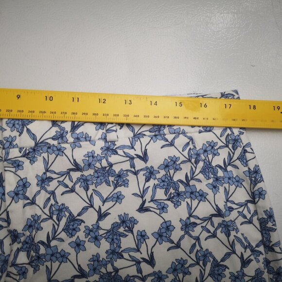 Banana Republic Ladies Size 12 Ivory w/Blue Flower Pattern Bermuda Length Shorts - Picture 9 of 11